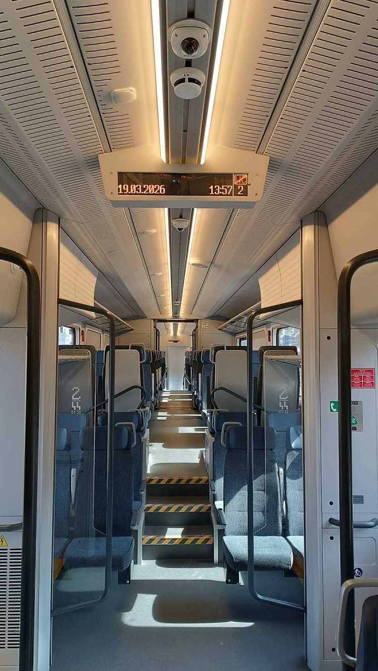 VIDEO Trenuri noi care stau degeaba în soare. Soluția găsită: Ministerul Transporturilor a reținut 5% la plata fiecărui tren PESA, până la rezolvarea mentenanței de firma poloneză. Pe unde vor circula noile trenuri 