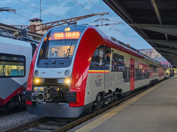VIDEO Trenuri noi care stau degeaba în soare. Soluția găsită: Ministerul Transporturilor a reținut 5% la plata fiecărui tren PESA, până la rezolvarea mentenanței de firma poloneză. Pe unde vor circula noile trenuri 