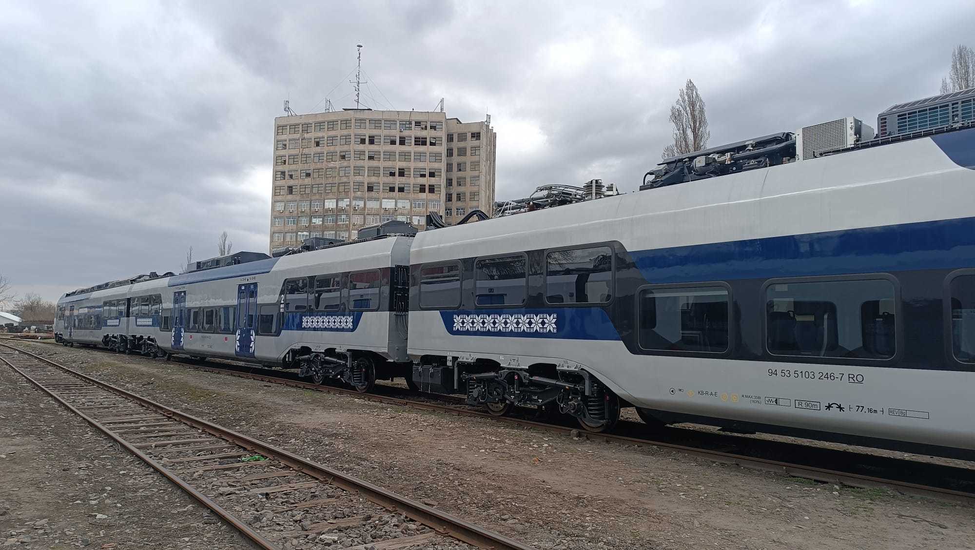 VIDEO Trenuri noi care stau degeaba în soare. Soluția găsită: Ministerul Transporturilor a reținut 5% la plata fiecărui tren PESA, până la rezolvarea mentenanței de firma poloneză. Pe unde vor circula noile trenuri
