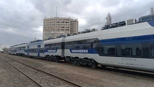 VIDEO Trenuri noi care stau degeaba în soare. Soluția găsită: Ministerul Transporturilor a reținut 5% la plata fiecărui tren PESA, până la rezolvarea mentenanței de firma poloneză. Pe unde vor circula noile trenuri  