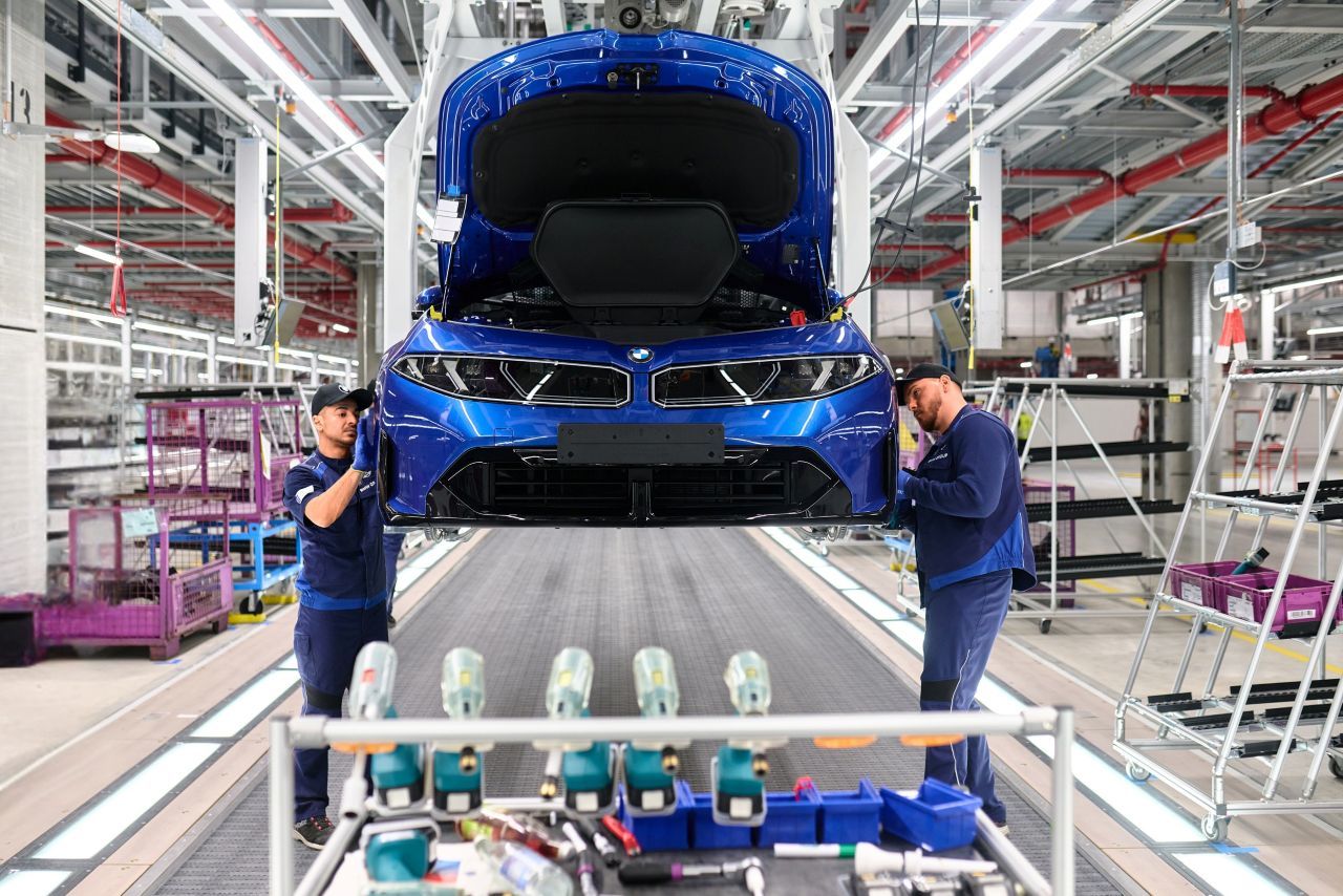 Oamenii l-au ovaționat ca pe o vedetă pop pe fostul CEO al BMW. Începe producția celui de-al doilea model Neue Klasse