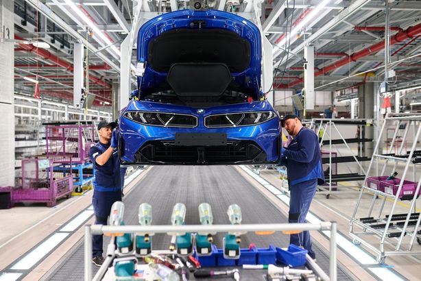 Oamenii l-au ovaționat ca pe o vedetă pop pe fostul CEO al BMW. Începe producția celui de-al doilea model Neue Klasse