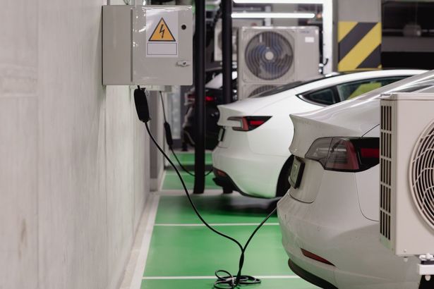 Mașină electrică nouă sau second-hand: când merită diferența de preț și când riști prea mult