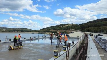 VIDEO INEDIT Pistă de avioane pe autostradă în România. Pe tronsonul abandonat de Bechtel va fi o parcare cu pistă pentru avioane care trebuie să aterizeze de urgență