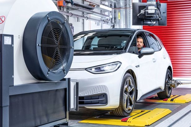 Gigant IT cu afaceri în România de un miliard de lei cumpără divizia de inginerie motoare și electronice a VW Group