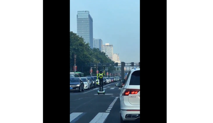 VIDEO Roboți scoși pe străzile din China pentru a dirija traficul