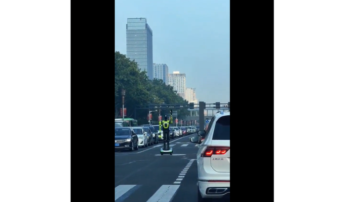VIDEO Roboți scoși pe străzile din China pentru a dirija traficul