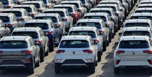 GRAFICE Cele mai mari 15 companii auto din lume au câștigat doar 1.000 de euro per vehicul. VW a depășit Toyota la venituri, nu și la profit