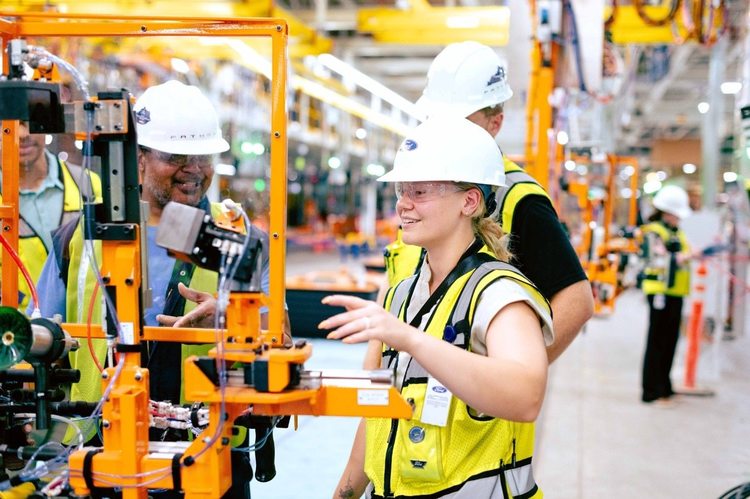 VIDEO&FOTO Ford reinventează după 100 de ani fabrica de mașini. Trece de la „linia de producție”, la „arborele de producție”
