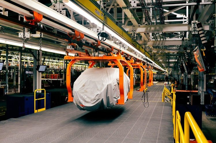 VIDEO&FOTO Ford reinventează după 100 de ani fabrica de mașini. Trece de la „linia de producție”, la „arborele de producție”