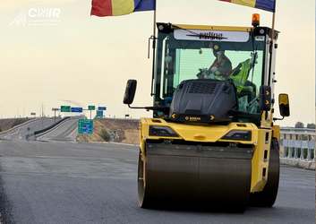 VIDEO&FOTO Pistă de avioane pe autostradă în România. Tronsonul abandonat de Bechtel avansează cu peste 550 muncitori