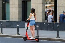 Schimbare la trotinete electrice. Aviz de la Guvern pentru purtarea obligatorie a căștii de la orice vârstă și pe orice drum public