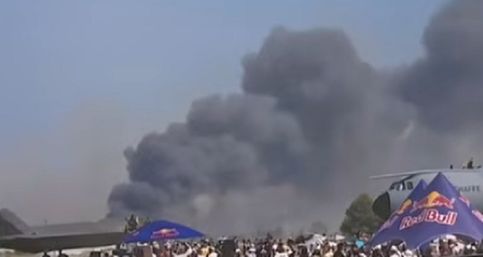 VIDEO Tragedie. Doi piloți au decedat la un spectacol după ce avionul lor de vânătoare s-a prăbușit lângă Atena