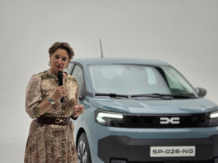 FOTO&VIDEO Noul Spring. Șefii Dacia dezvăluie detalii: Producția vechiului model s-a încheiat. Comenzile se deschid, concurăm cu Leapmotor, BYD, Citroen. În România suntem dependenți de Rabla