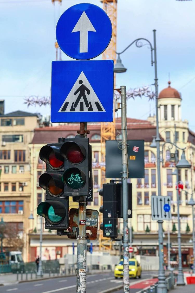 VIDEO PREMIERĂ Prima trecere de pietoni inteligentă din București
