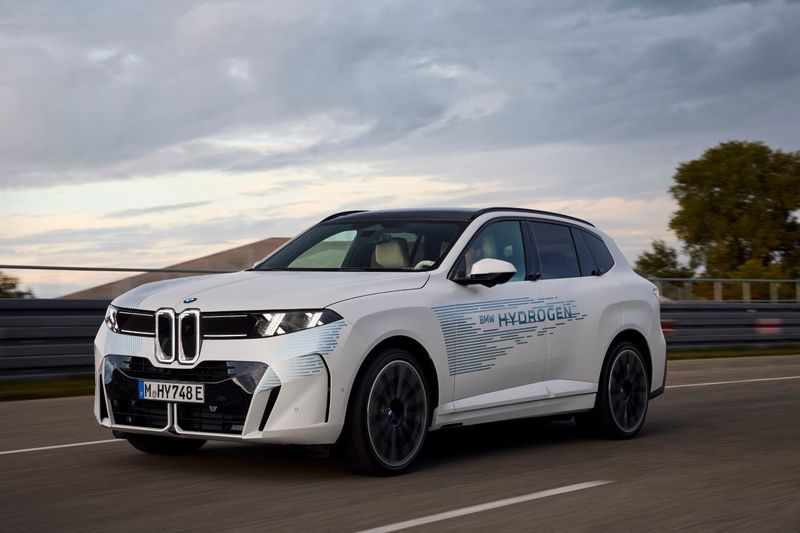 BMW testează în condiții reale viitorul iX5 pe hidrogen. Urmează producția de serie