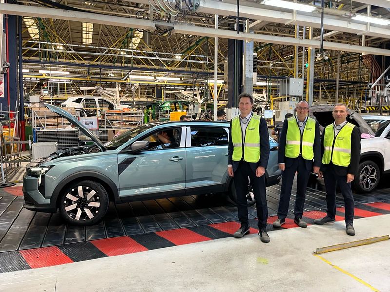 FOTO Bucurie amară pentru România: "Produs cu mândrie în Turcia!”. Cel mai mare și mai elegant model Dacia din istoria mărcii, Dacia Striker, a intrat în producție la Bursa, în timp ce uzina din Mioveni suferă