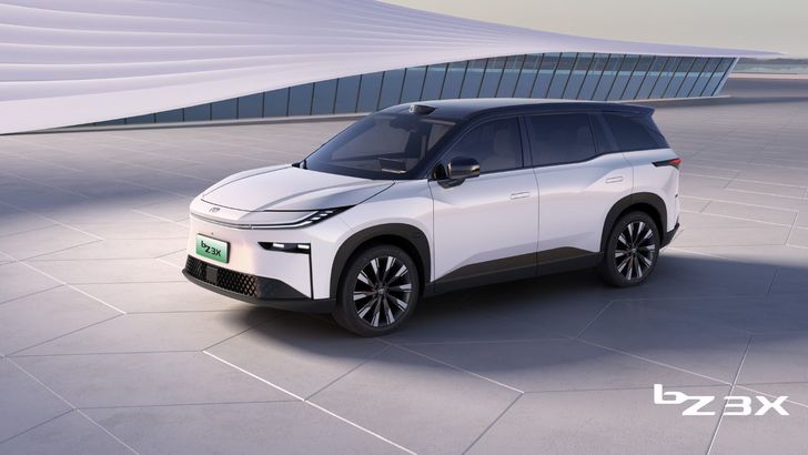 FOTO Toyota începe producția primului model electric cu range-extender