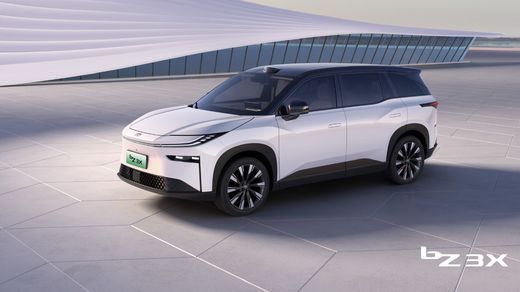 FOTO Toyota începe producția primului model electric cu range-extender