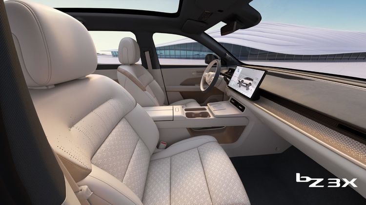 FOTO Toyota începe producția primului model electric cu range-extender