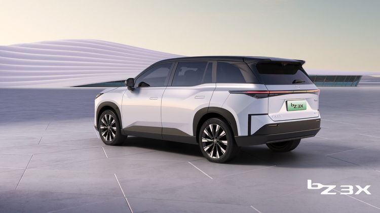 FOTO Toyota începe producția primului model electric cu range-extender
