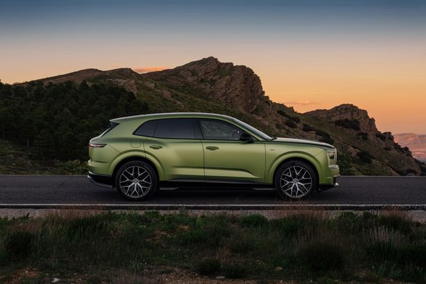 FOTO Primul Bentley electric din istorie este foarte scurt, dar are uși automate