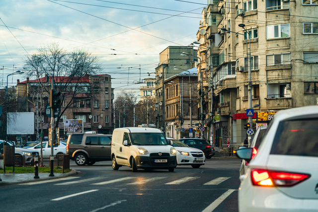 Imagine asociată subiectului: Propunere de restricționare a vehiculelor de aprovizionare și curierat în București, în orele de vârf