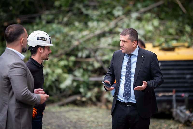 FOTO INEDIT Ministru a stat o oră blocat pe Valea Oltului. A coborât iritat din mașină și a descoperit muncitori care stăteau și priveau Oltul curgând. A început să sune pe telefoane