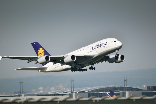 Incident în avion. O baterie externă a luat foc în timpul unui zbor Frankfurt - Lisabona