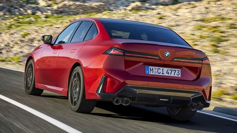 VIDEO &FOTO BMW dezvăluie noua Serie 3 cu motoare pe benzină, cu un design aproape identic cu noul i3 electric