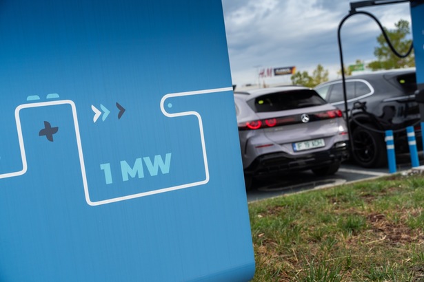 Plan schimbat în România. Una dintre marile rețele de încărcare a mașinilor electrice, Eldrive, își schimbă planurile din cauza pieței auto