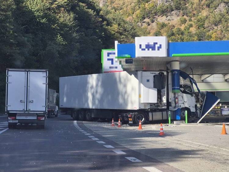 FOTO Grav accident într-o benzinărie de pe Valea Oltului