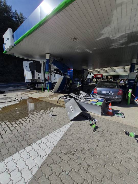 FOTO Grav accident într-o benzinărie de pe Valea Oltului