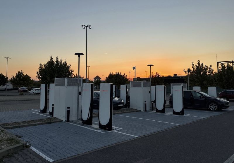 FOTO Tesla a deschis două noi Superchargere în România, unul în București, al doilea în țară