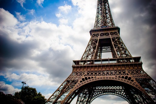Companiile străine amână sau anulează evenimentele programate la Paris, în urma atacurilor de vineri 