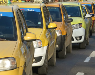 Speriați de comportamentul taximetriștilor cu turiștii străini, hotelierii vor să le pună pe mașini etichete de bună purtare