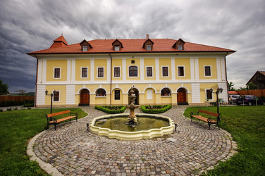 FOTO Românii și străinii încep să se cazeze în castel. Cât costă o noapte de cazare într-un castel din Transilvania