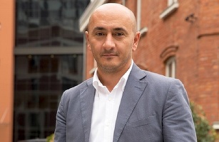 Serviciile de cazare și rent-a-car, suplimentare biletelor de avion, și achizițiile cu telefonul mobil au urcat afacerile Paravion
