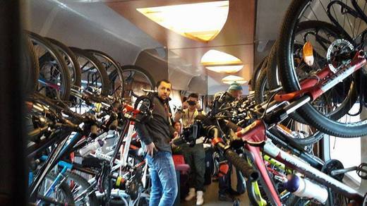 CFR Călători a pus în circulație de marți un vagon special pentru transportul de biciclete și schiuri