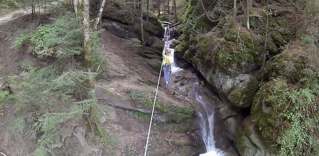 VIDEO Tiroliana de la Canionul 7 Scări, cea mai lungă din țară, a fost redeschisă pentru turiști 
