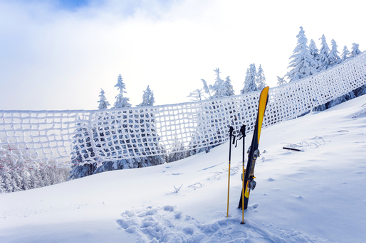 Salvamontiștii îndeamnă turiștii să schieze responsabil, după ce au primit numeroase apeluri de urgență
