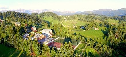 FOTO Complex de cazare specializat în team building-uri, scos la vânzare cu 2,6 milioane euro. Proprietar: Se ocupau părinții mei de complex, dar sunt în vârstă și nu mai vor UPDATE Preț actualizat