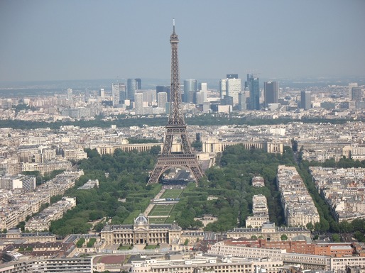 La Turnul Eiffel a fost construit un perimetru de securitate pentru a preveni atacurile teroriste