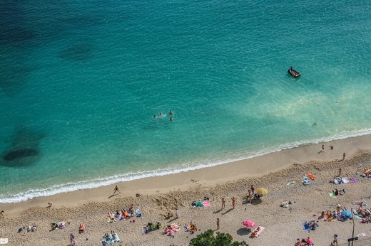 Românii se îndreaptă pentru plajă spre Barcelona, Lisabona, Nisa. TABEL costuri avion și cazare în stațiuni din străinătate