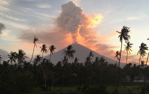 Mii de turiști blocați pe insula indoneziană Bali în urma unei erupții vulcanice