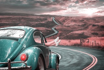 Sfaturi către turiștii români care pleacă în vacanță în străinătate cu mașina personală. Unde să alimenteze, de unde să-și cumpere țigări și cum să-și folosească telefonul mobil