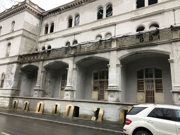 FOTO O clădire de patrimoniu a României se degradează pentru că noul proprietar, care vrea să o transforme într-un hotel de cinci stele, nu poate investi din cauza birocrației