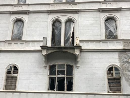 FOTO O clădire de patrimoniu a României se degradează pentru că noul proprietar, care vrea să o transforme într-un hotel de cinci stele, nu poate investi din cauza birocrației