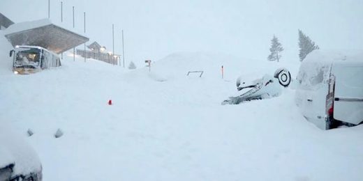 Mai mulți răniți, după ce o avalanșă a lovit un hotel din Alpii elvețieni