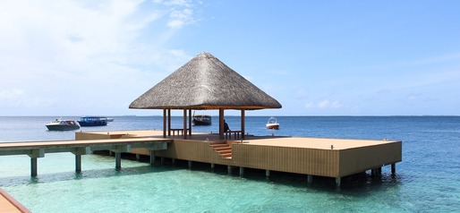 Maldive intră în luptă cu Grecia pentru locul 1 în atragerea turiștilor români. Numai circa 20 de familii își permit însă un sejur de peste 40.000 euro. Cum poți reduce factura către Maldive